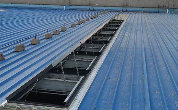 某城市大型商业综合体中庭兴海排烟窗工程