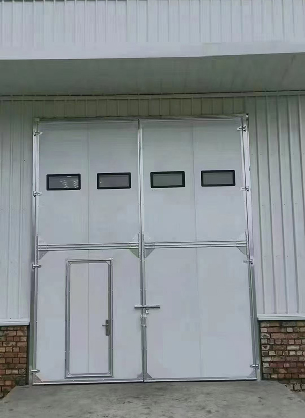 兴海工业门在设备装配车间出入口的实施记录